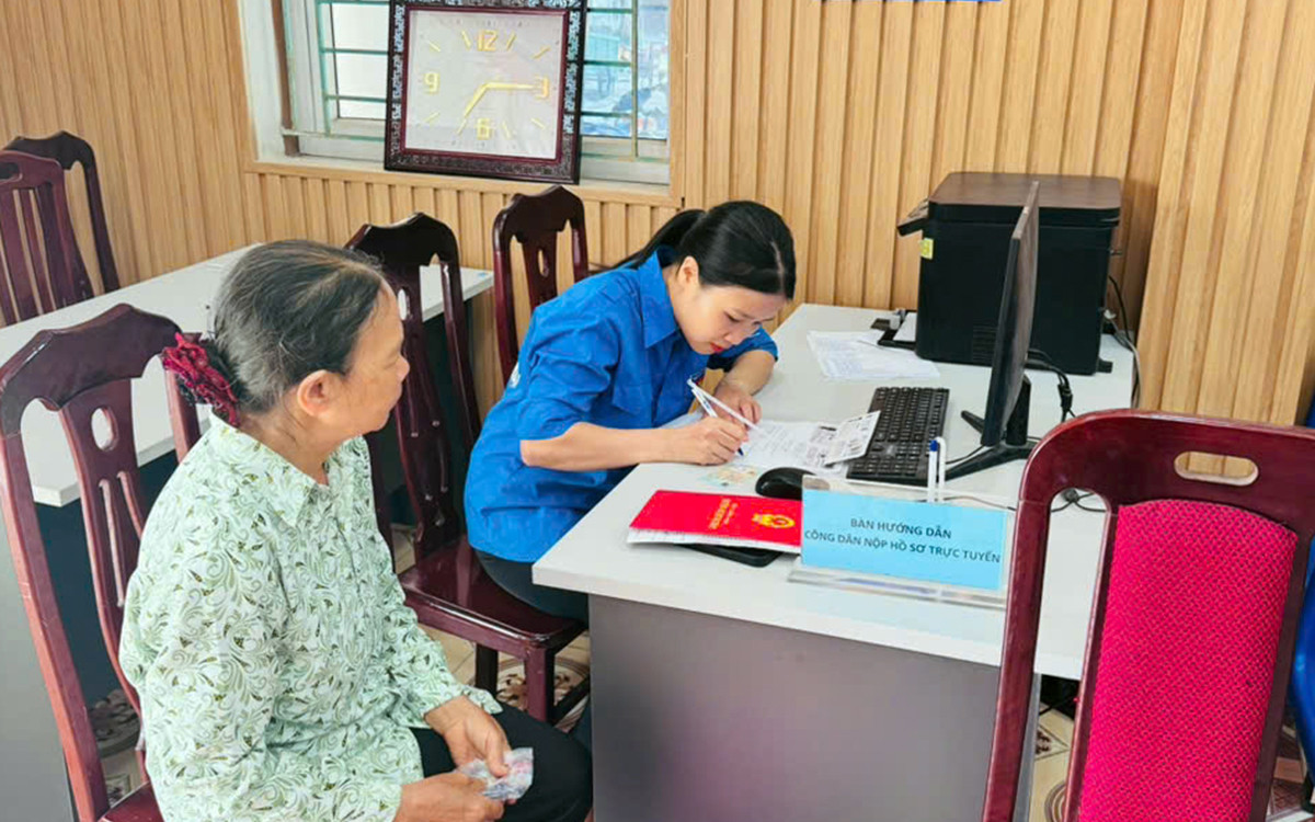 Các đội hình tình nguyện ra quân hỗ trợ tại 114 Trung tâm phục vụ hành chính công TP Hải Phòng sáng 7/7.