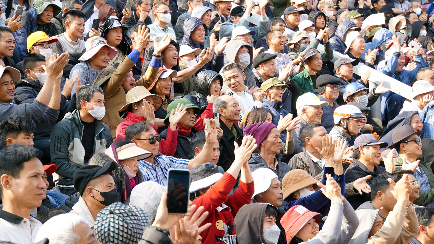 Người dân hò reo, cổ vũ trước những màn đấu vật mãn nhãn.