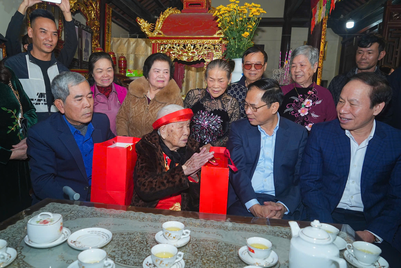 Phó Thủ tướng, Bộ trưởng Ngoại giao Bùi Thanh Sơn thăm, tặng quà Mẹ Việt Nam Anh hùng Trần Thị Bệ (105 tuổi), có 4 người con là liệt sĩ và thương binh 1/4 Lê Thế Vĩ tại quận Hải An. Phó Thủ tướng, Bộ trưởng Ngoại giao Bùi Thanh Sơn thăm, tặng quà Mẹ Việt Nam Anh hùng Trần Thị Bệ (105 tuổi), có 4 người con là liệt sĩ và thương binh 1/4 Lê Thế Vĩ tại quận Hải An.