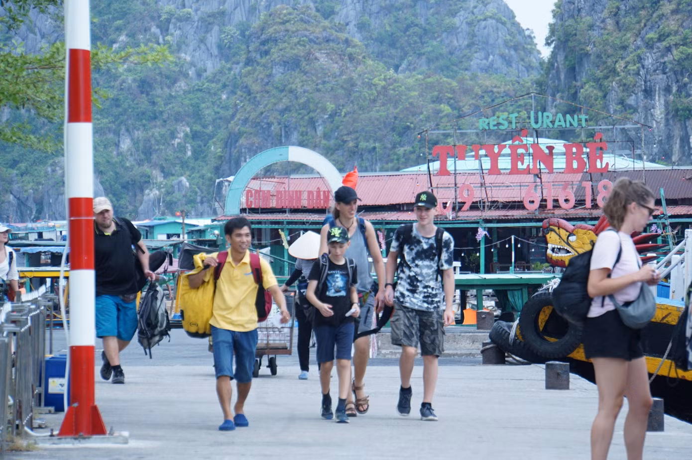 Khách du lịch tham quan làng chài cổ Việt Hải thuộc Quần đảo Cát Bà