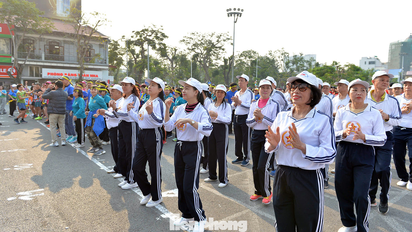 Tham dự ngày chạy còn có hàng nghìn cán bộ các sở ngành, quận huyện, các cơ quan, đơn vị, doanh nghiệp, lực lượng vũ trang, thanh thiếu niên trên địa bàn thành phố.