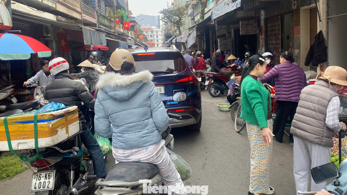 Ghi nhận của PV Tiền Phong, phố Trần Nhật Duật (quận Ngô Quyền) là tuyến phố có nhiều cửa hàng kinh doanh đặc sản như: nem cua bể, bánh đa cua, chè... có tiếng tại Hải Phòng. Vỉa hè, lòng đường tuyến phố này bị chiếm dụng trở thành nơi bày bán thực phẩm, hải sản. Nhiều thời điểm trong ngày, tuyến phố kẹt cứng phương tiện, người mua bán hàng hóa.