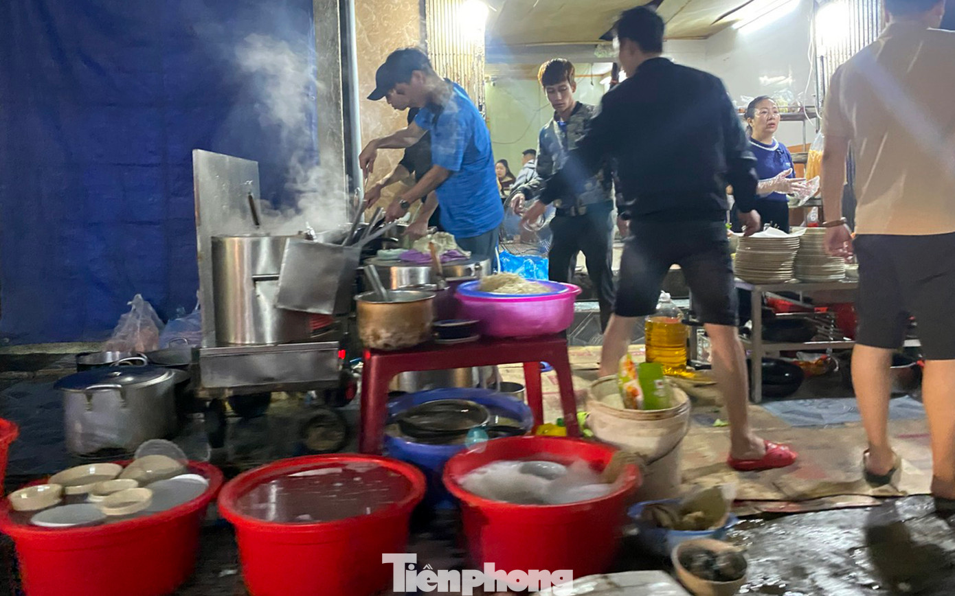 Cửa hàng thực phẩm trên phố Lê Chân (Hải Phòng) vừa nấu ăn, dọn rửa và xả nước thải ra vỉa hè, lòng đường.