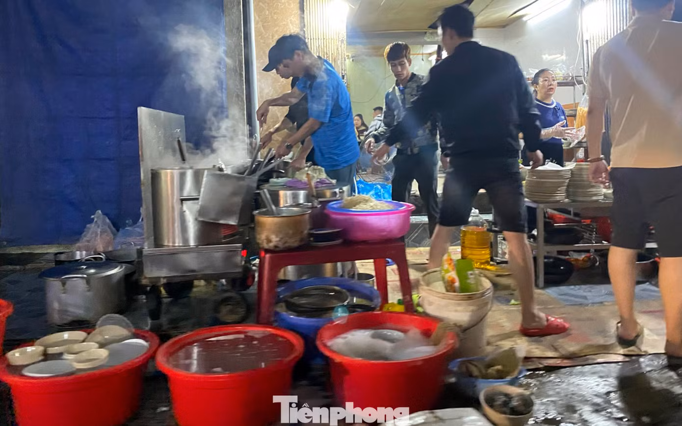 Cửa hàng thực phẩm trên phố Lê Chân (Hải Phòng) vừa nấu ăn, dọn rửa và xả nước thải ra vỉa hè, lòng đường.