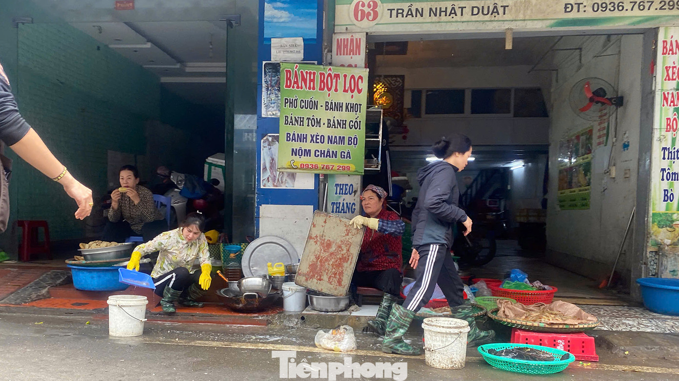 Xen lẫn những cửa hàng kinh doanh đồ ăn nhanh có nhiều cửa hàng bán hải sản, tôm cá giữa phố gây ra mùi hôi tanh cả khu phố.