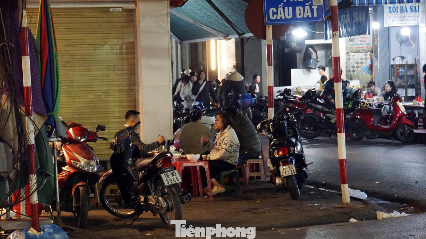 Đối diện phố Trần Nhật Duật, phố Lê Chân (quận Lê Chân) cũng có nhiều cửa hàng nấu và bán tràn lan trên vỉa hè, lòng đường. Phố Lê Chân - Trần Nhật Duật là khu phố rất đông du khách tới thưởng thức ẩm thực, song trên vỉa hè, dưới lòng đường luôn ngập rác thải không được dọn dẹp.