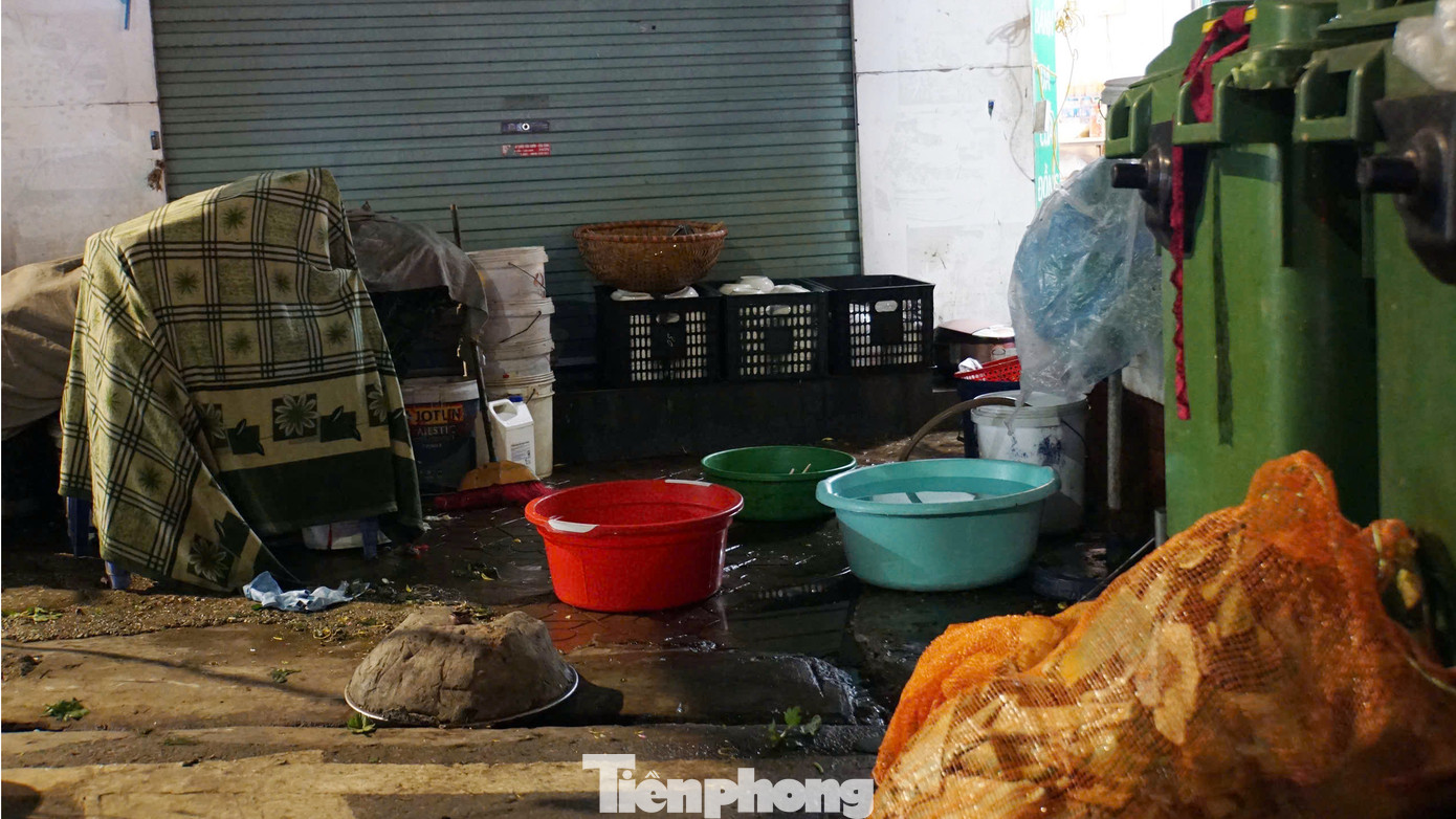 Tuy nhiên, dọc tuyến phố xuất hiện nhiều rác sinh hoạt, không được dọn dẹp kịp thời gây mất mỹ quan đô thị, không đảm bảo vệ sinh khu phố.