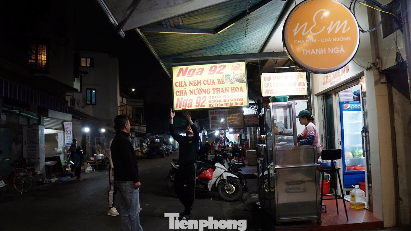 Cán bộ đô thị phường Cầu Đất kiểm tra, nhắc nhở và xử lý các hộ kinh doanh phố Trần Nhật Duật (Hải Phòng) vi phạm.