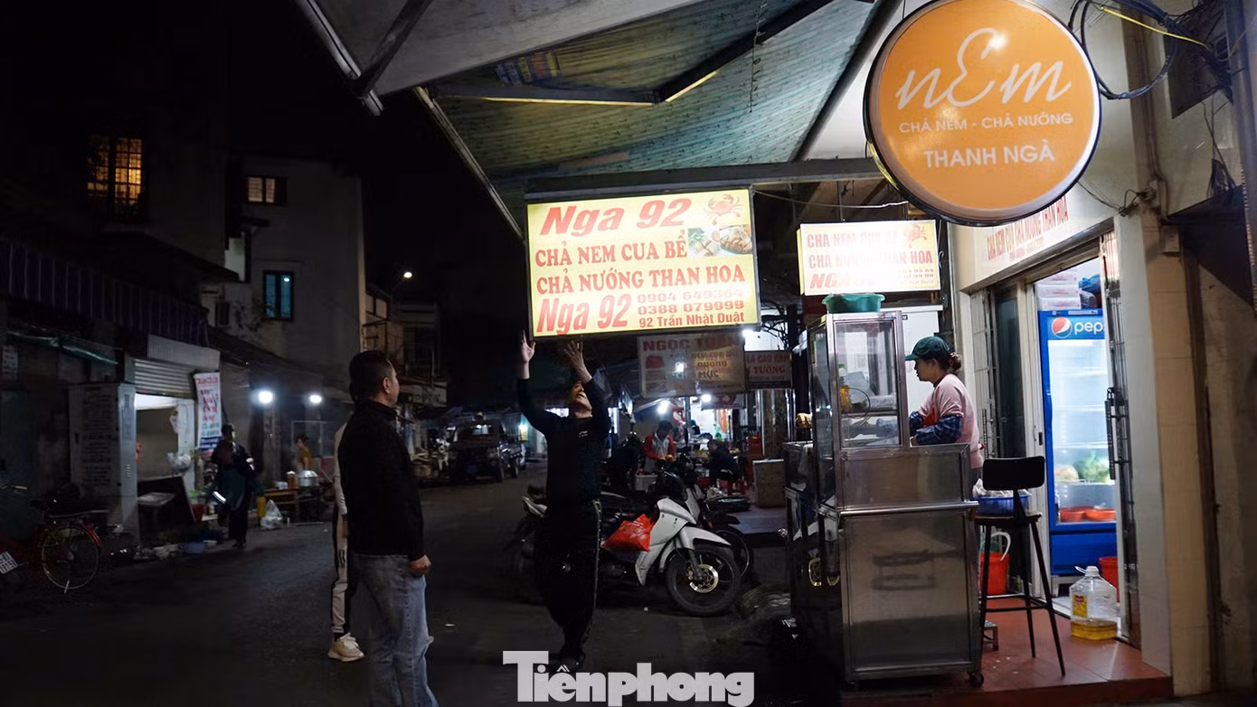 Cán bộ đô thị phường Cầu Đất kiểm tra, nhắc nhở và xử lý các hộ kinh doanh phố Trần Nhật Duật (Hải Phòng) vi phạm.