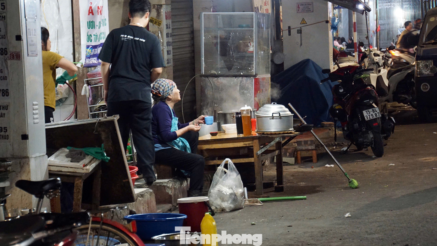 Khu phố Trần Nhật Duật có nhiều cửa hàng kinh doanh những món ăn đặc trưng địa phương như: bún, bánh đa hải sản, nem cua bể, chả nem... thu hút nhiều người dân địa phương và khách du lịch.