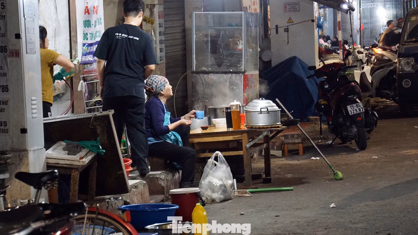 Khu phố Trần Nhật Duật có nhiều cửa hàng kinh doanh những món ăn đặc trưng địa phương như: bún, bánh đa hải sản, nem cua bể, chả nem... thu hút nhiều người dân địa phương và khách du lịch.
