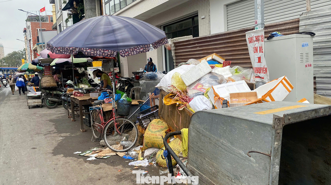 Gần phố Trần Nhật Duật, dọc phố Nguyễn Khuyến (quận Ngô Quyền) lòng đường, vỉa hè cũng bị nhiều hộ kinh doanh chiếm dụng làm nơi bán hàng, thực phẩm. Rác thải từ các cơ sở kinh doanh ẩm thực tập kết thành nhiều điểm gây ô nhiễm, không đảm bảo mỹ quan đô thị trung tâm.