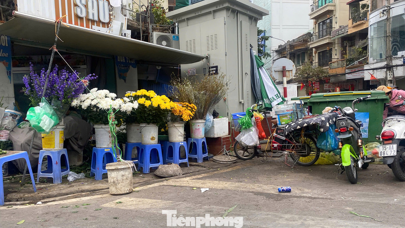 Mặc dù là tuyến phố ẩm thực nổi tiếng đất cảng nhưng thường xuyên trong tình trạng nhếch nhác, không đảm bảo vệ sinh môi trường khu phố. Trong ảnh: nút giao Cầu Đất - Trần Nhật Duật là điểm tập kết rác luộm thuộm, kế bên là cửa hàng hoa bày bán trên vỉa hè, xe đỗ dưới lòng đường khiến nút giao này thường xuyên kẹt cứng, ùn tắc.