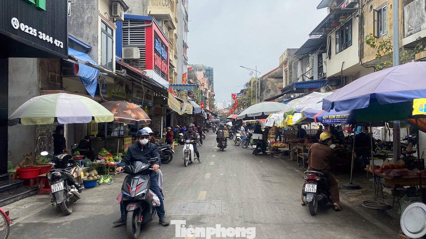 Những ngày cận Tết Nguyên đán Ất Tỵ 2025, các tuyến phố ẩm thực trung tâm TP Hải Phòng như: Trần Nhật Duật, Cầu Đất, Lê Chân, Nguyễn Khuyến... luôn trong tình trạng tấp nập người mua, người bán hàng hóa, thực phẩm.