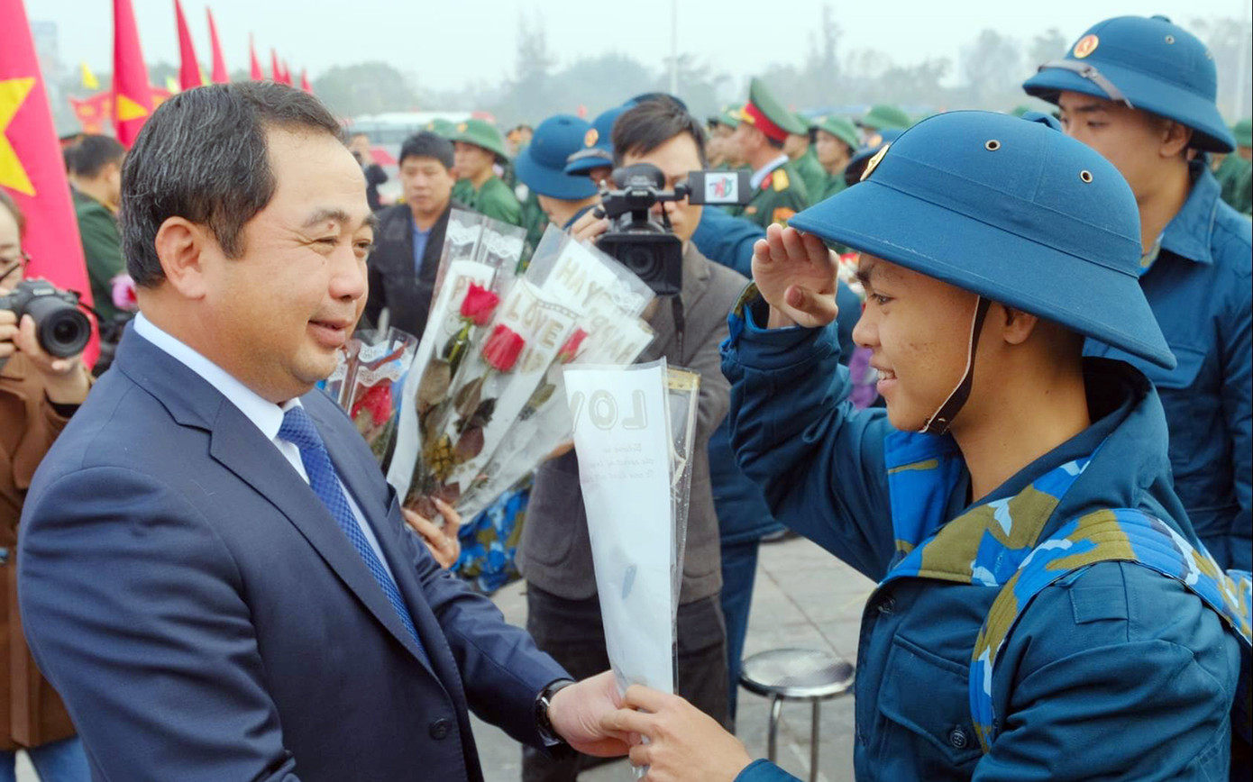 Ông Trần Đức Thắng - Bí thư Tỉnh ủy Hải Dương tặng hoa các tân binh nhập ngũ tại Trung tâm Văn hóa Xứ Đông. Ông Trần Đức Thắng - Bí thư Tỉnh ủy Hải Dương tặng hoa các tân binh nhập ngũ tại Trung tâm Văn hóa Xứ Đông.