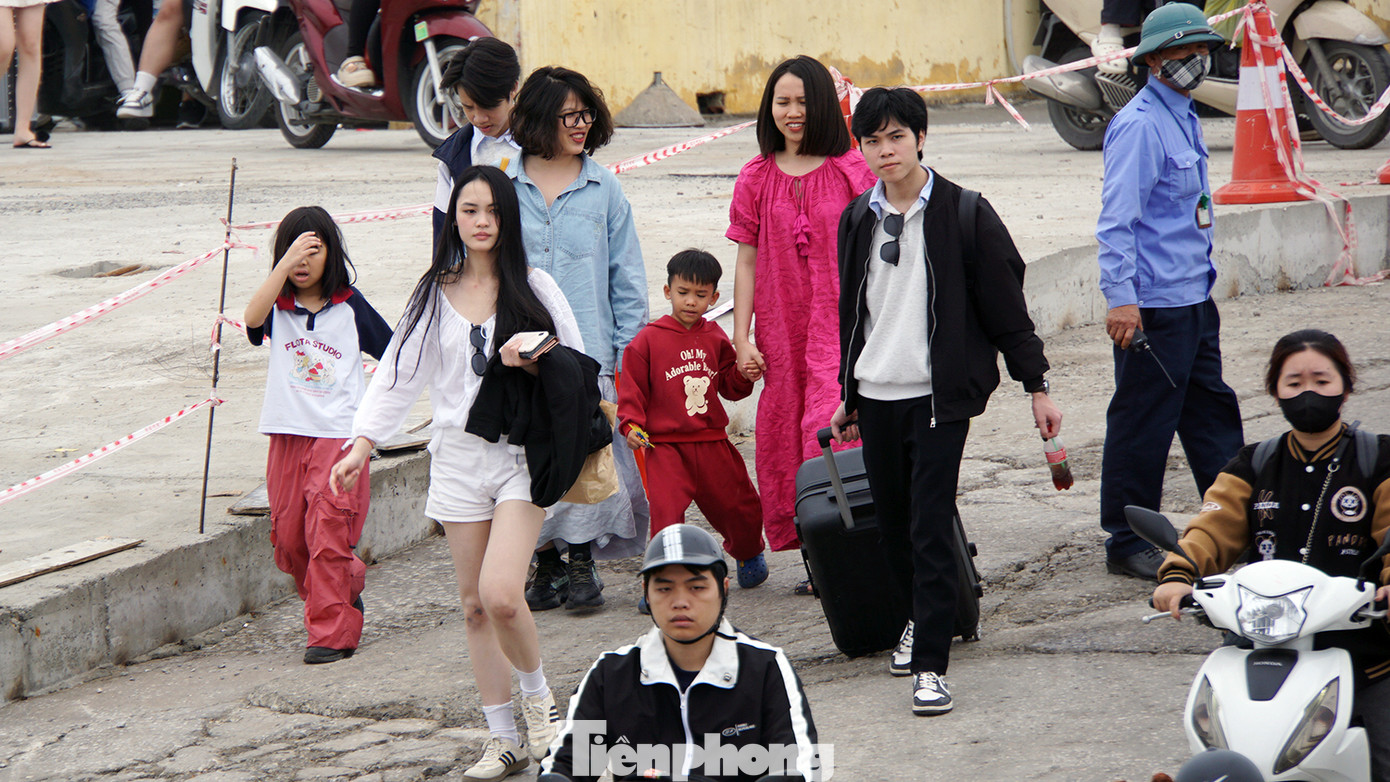 Dù tần suất phà lớn khoảng 15 phút/1 chuyến, song tại khu vực bến Cái Viềng có thời điểm du khách phải chờ phà 30 phút để lên phà trở về đất liền.