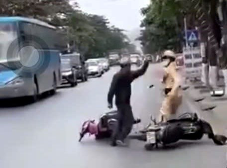 Tài xế hành hung cán bộ CSGT-TT quận Kiến An, TP Hải Phòng. Tài xế hành hung cán bộ CSGT-TT quận Kiến An, TP Hải Phòng.