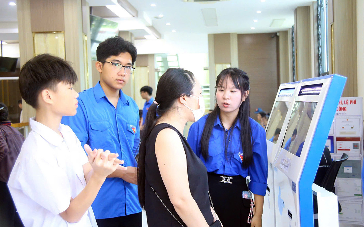 Các bạn trẻ Hải Phòng hỗ trợ người dân xếp số, hướng dẫn quy trình tiếp nhận và giải quyết các thủ tục hành chính.