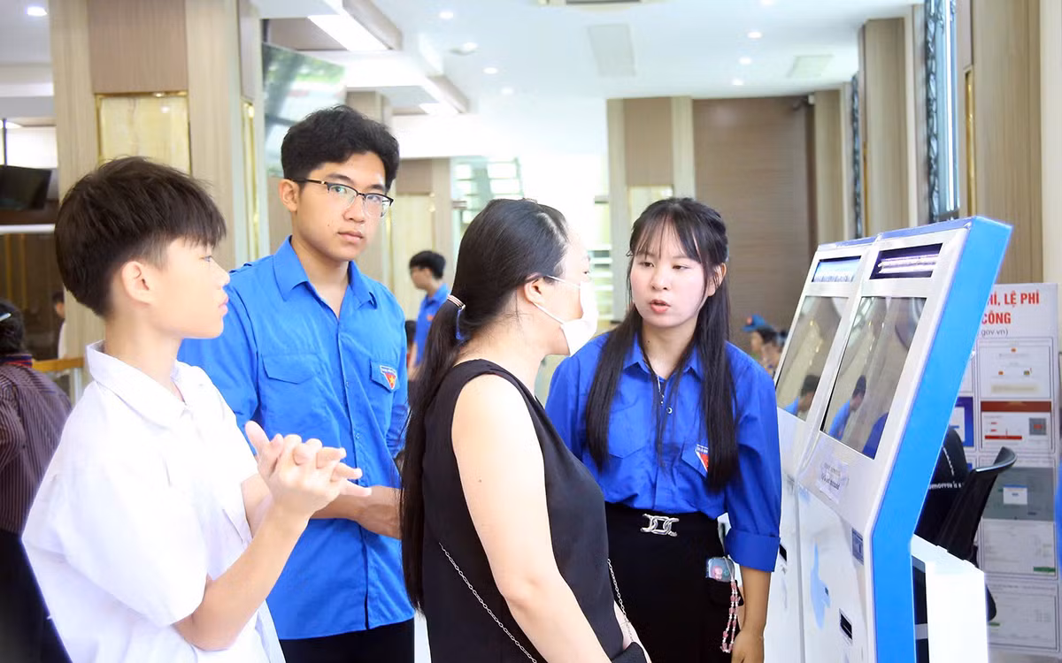 Các bạn trẻ Hải Phòng hỗ trợ người dân xếp số, hướng dẫn quy trình tiếp nhận và giải quyết các thủ tục hành chính.