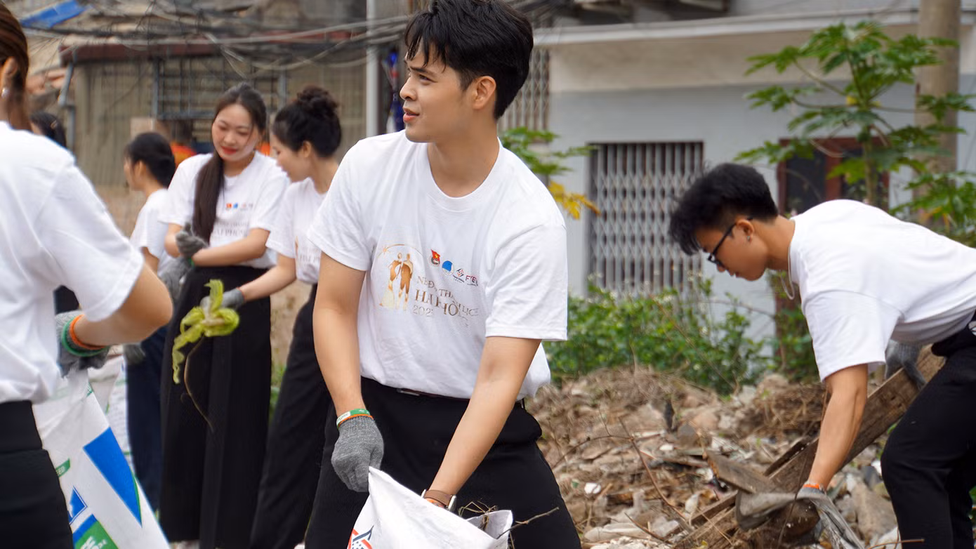 50 thí sinh cuộc thi “Nét đẹp thanh lịch Hải Phòng” lần thứ nhất tham gia dọn dẹp vệ sinh, xóa biển quảng cáo và đổi rác thải nhựa, pin đã sử dụng. 50 thí sinh cuộc thi “Nét đẹp thanh lịch Hải Phòng” lần thứ nhất tham gia dọn dẹp vệ sinh, xóa biển quảng cáo và đổi rác thải nhựa, pin đã sử dụng.