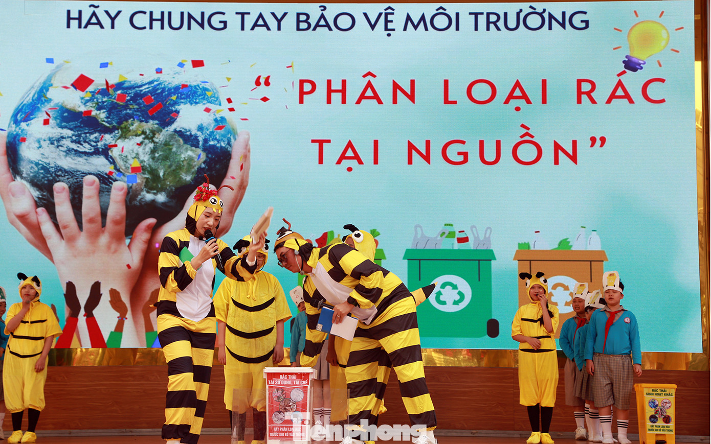 Thầy và trò Trường Tiểu học Chu Văn An thực hiện chuyên đề "phân loại rác thải tại nguồn" với nhiều tiết mục văn nghệ, tiểu phẩm, trò chơi, thi trắc nghiệm... sôi nổi, thu hút hàng nghìn em thiếu nhi hưởng ứng, tham gia. Thầy và trò Trường Tiểu học Chu Văn An thực hiện chuyên đề "phân loại rác thải tại nguồn" với nhiều tiết mục văn nghệ, tiểu phẩm, trò chơi, thi trắc nghiệm... sôi nổi, thu hút hàng nghìn em thiếu nhi hưởng ứng, tham gia.