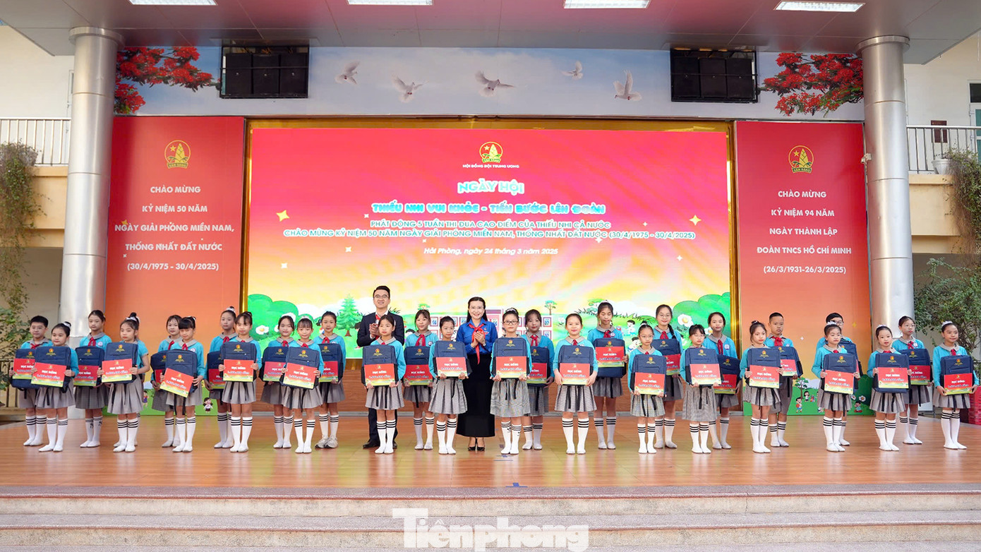 Nhân dịp này, Hội đồng Đội Trung ương và Thành Đoàn Hải Phòng đã trao tặng 30 suất học bổng cho 30 em thiếu nhi có hoàn cảnh khó khăn. Nhân dịp này, Hội đồng Đội Trung ương và Thành Đoàn Hải Phòng đã trao tặng 30 suất học bổng cho 30 em thiếu nhi có hoàn cảnh khó khăn.