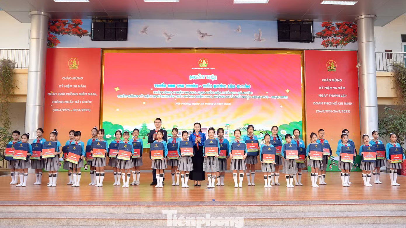 Nhân dịp này, Hội đồng Đội Trung ương và Thành Đoàn Hải Phòng đã trao tặng 30 suất học bổng cho 30 em thiếu nhi có hoàn cảnh khó khăn. Nhân dịp này, Hội đồng Đội Trung ương và Thành Đoàn Hải Phòng đã trao tặng 30 suất học bổng cho 30 em thiếu nhi có hoàn cảnh khó khăn.