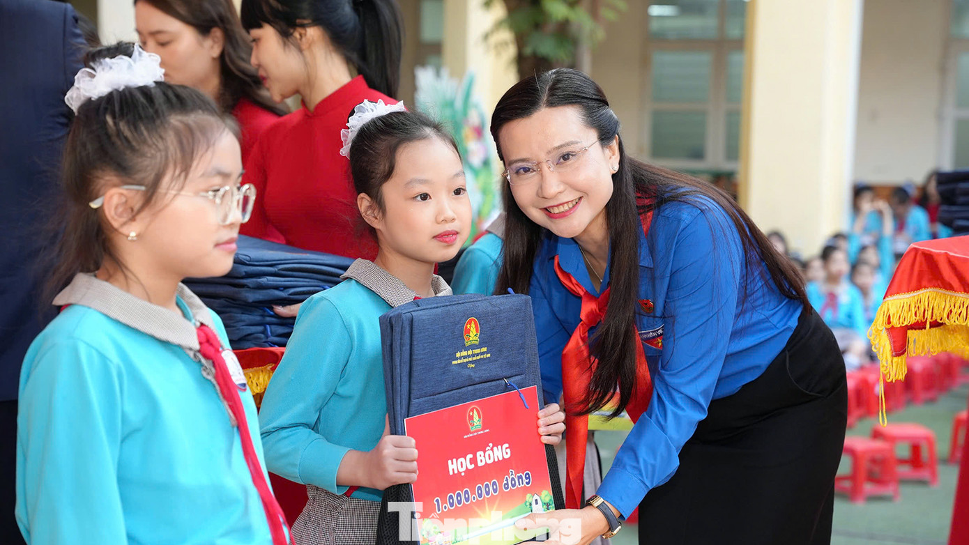 Nhân dịp này, Hội đồng Đội Trung ương và Thành Đoàn Hải Phòng đã trao tặng 30 suất học bổng cho 30 em thiếu nhi có hoàn cảnh khó khăn. Nhân dịp này, Hội đồng Đội Trung ương và Thành Đoàn Hải Phòng đã trao tặng 30 suất học bổng cho 30 em thiếu nhi có hoàn cảnh khó khăn.