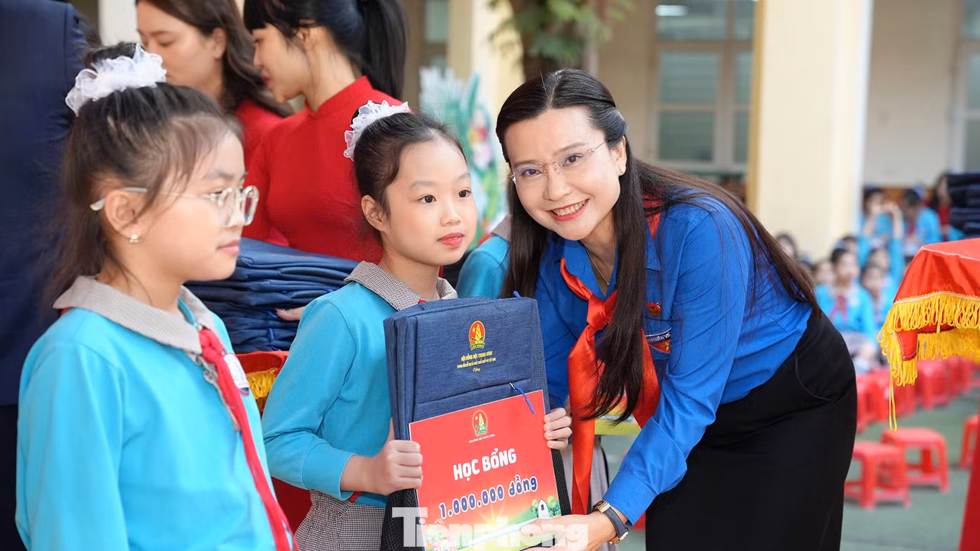 Nhân dịp này, Hội đồng Đội Trung ương và Thành Đoàn Hải Phòng đã trao tặng 30 suất học bổng cho 30 em thiếu nhi có hoàn cảnh khó khăn. Nhân dịp này, Hội đồng Đội Trung ương và Thành Đoàn Hải Phòng đã trao tặng 30 suất học bổng cho 30 em thiếu nhi có hoàn cảnh khó khăn.