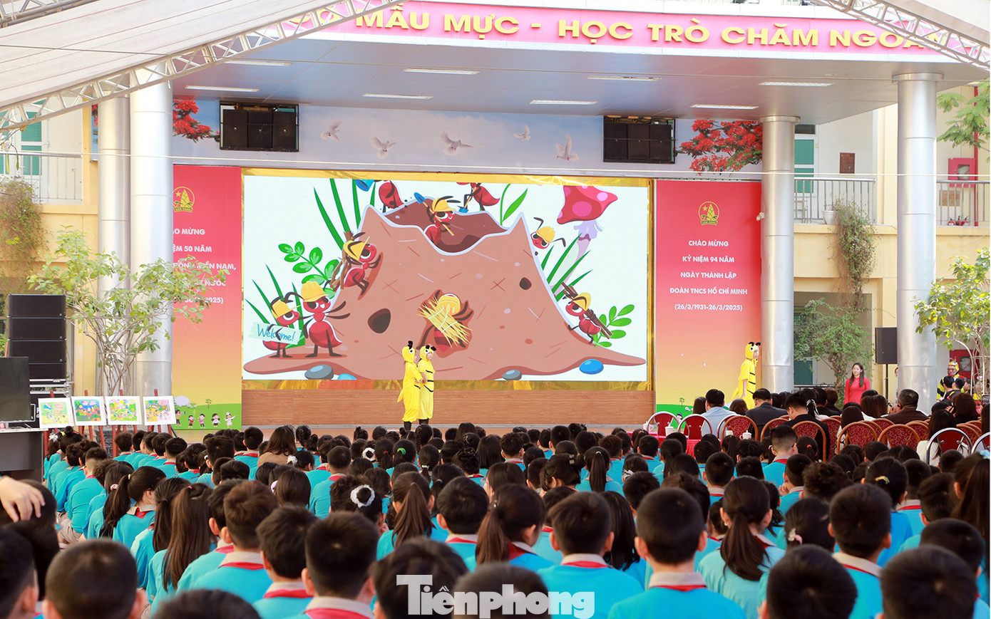 Thầy và trò Trường Tiểu học Chu Văn An thực hiện chuyên đề "phân loại rác thải tại nguồn" với nhiều tiết mục văn nghệ, tiểu phẩm, trò chơi, thi trắc nghiệm... sôi nổi, thu hút hàng nghìn em thiếu nhi hưởng ứng, tham gia. Thầy và trò Trường Tiểu học Chu Văn An thực hiện chuyên đề "phân loại rác thải tại nguồn" với nhiều tiết mục văn nghệ, tiểu phẩm, trò chơi, thi trắc nghiệm... sôi nổi, thu hút hàng nghìn em thiếu nhi hưởng ứng, tham gia.