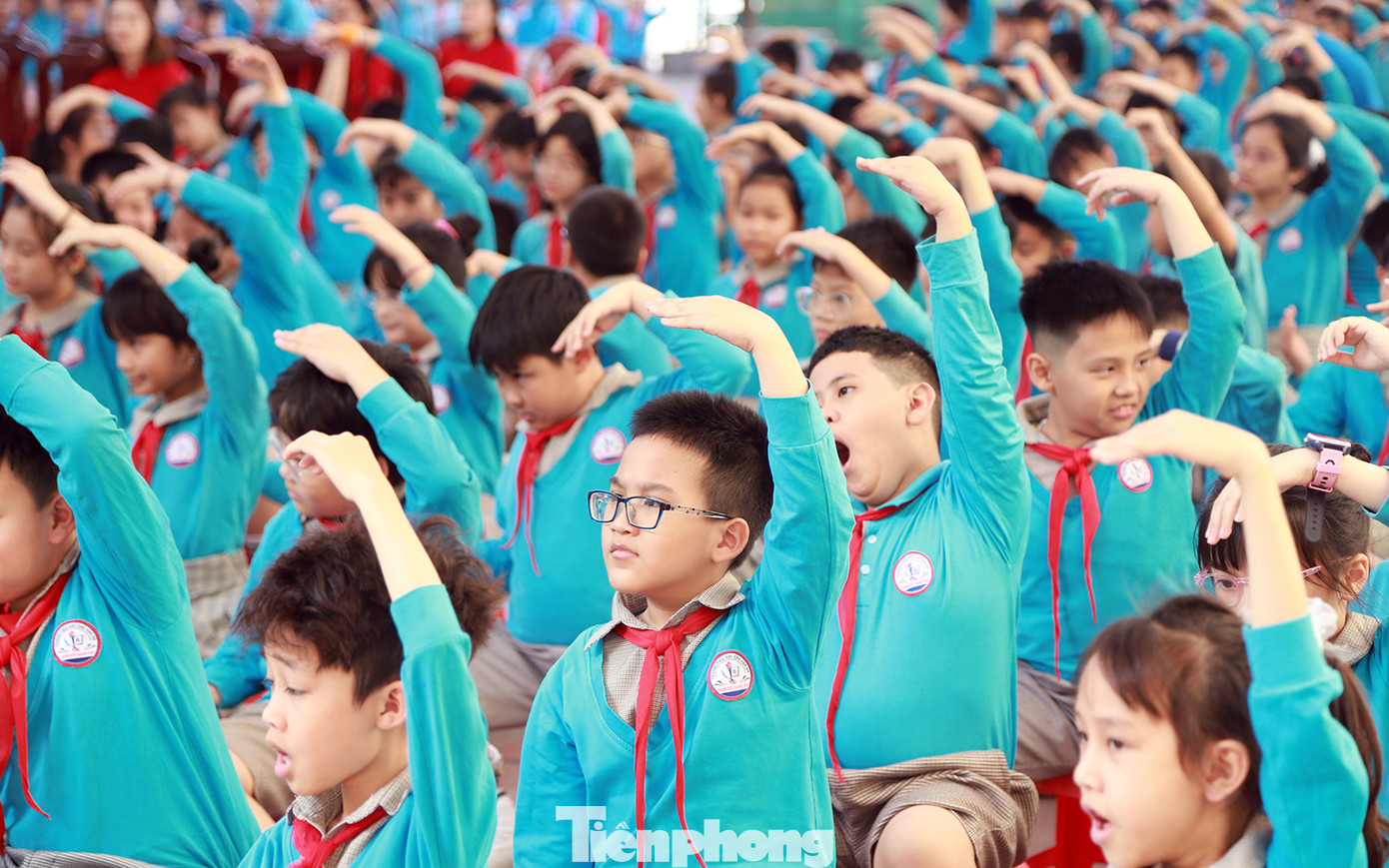 Thầy và trò Trường Tiểu học Chu Văn An thực hiện chuyên đề "phân loại rác thải tại nguồn" với nhiều tiết mục văn nghệ, tiểu phẩm, trò chơi, thi trắc nghiệm... sôi nổi, thu hút hàng nghìn em thiếu nhi hưởng ứng, tham gia. Thầy và trò Trường Tiểu học Chu Văn An thực hiện chuyên đề "phân loại rác thải tại nguồn" với nhiều tiết mục văn nghệ, tiểu phẩm, trò chơi, thi trắc nghiệm... sôi nổi, thu hút hàng nghìn em thiếu nhi hưởng ứng, tham gia.