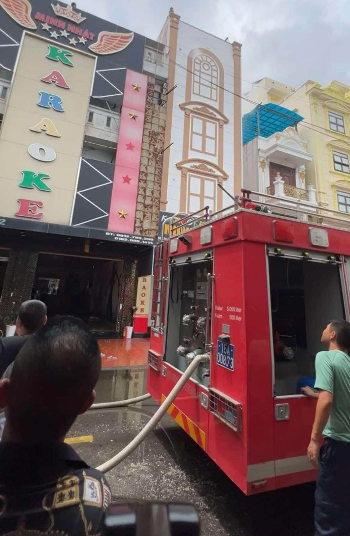 Cảnh sát khống chế ngọn lửa xảy ra tại quán karaoke Minh Nhật, thuộc địa phận phường Đông Hải 2 (Hải An, TP Hải Phòng). Cảnh sát khống chế ngọn lửa xảy ra tại quán karaoke Minh Nhật, thuộc địa phận phường Đông Hải 2 (Hải An, TP Hải Phòng).