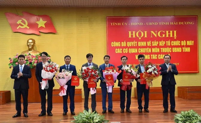 Ông Trần Đức Thắng - Bí thư Tỉnh ủy và ông Lê Ngọc Châu - Chủ tịch UBND tỉnh Hải Dương trao quyết định, tặng hoa chúc mừng 5 tân giám đốc Sở hợp nhất. Ảnh: Thành Chung/BHD