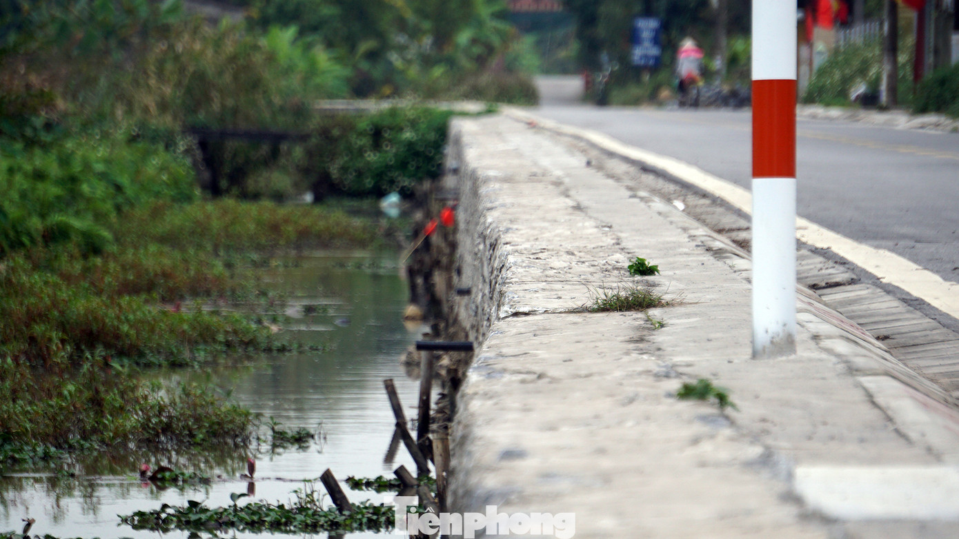 Bờ kè uốn lượn và nhiều vị trí vỉa hè, nền đường Dự án cải tạo đường Minh Tiến có dấu hiệu không đảm bảo chất lượng sau khi dự án được nghiệm thu, quyết toán. Bờ kè uốn lượn và nhiều vị trí vỉa hè, nền đường Dự án cải tạo đường Minh Tiến có dấu hiệu không đảm bảo chất lượng sau khi dự án được nghiệm thu, quyết toán.