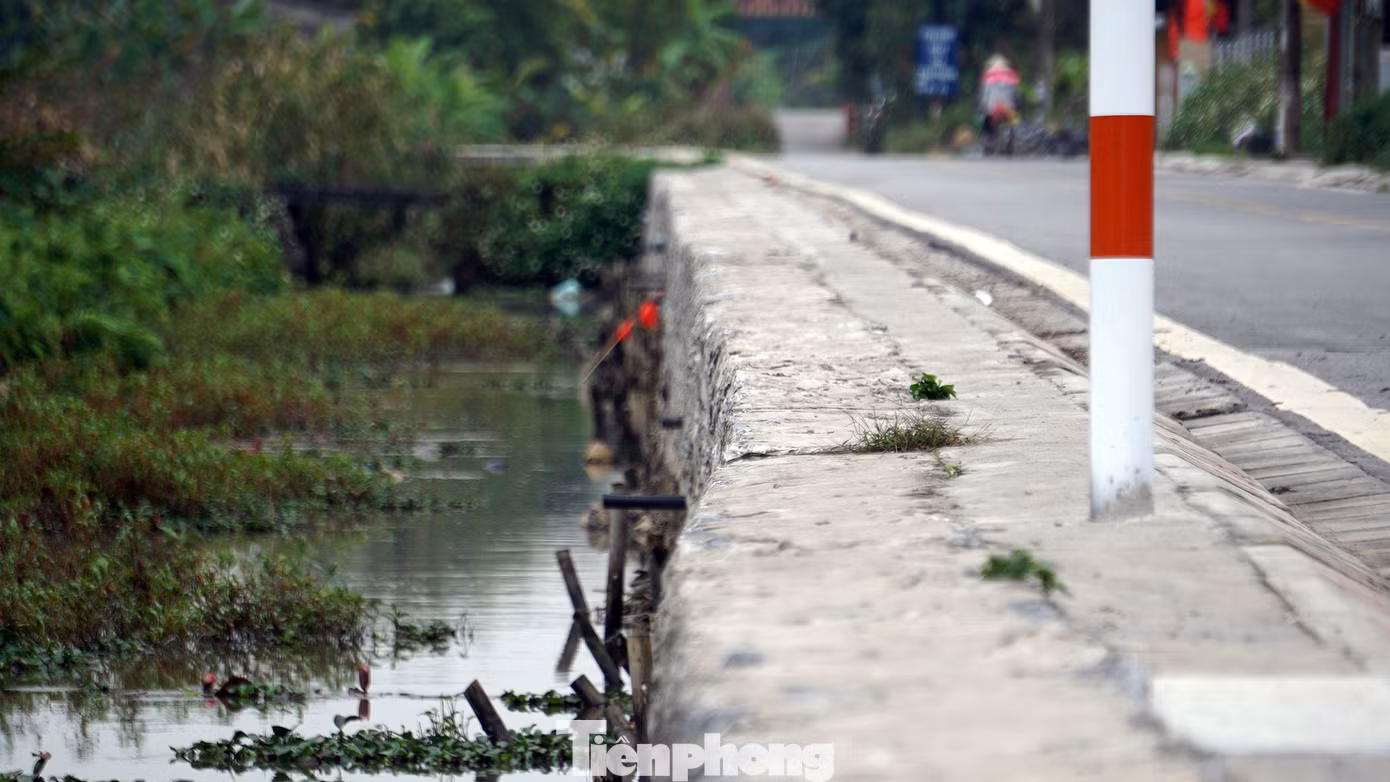 Bờ kè uốn lượn và nhiều vị trí vỉa hè, nền đường Dự án cải tạo đường Minh Tiến có dấu hiệu không đảm bảo chất lượng sau khi dự án được nghiệm thu, quyết toán.