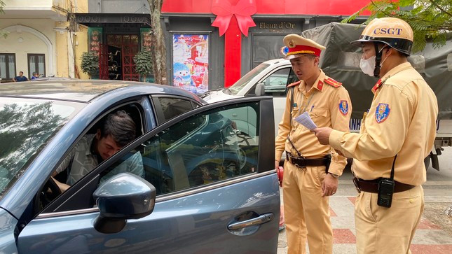 CSGT quận Hồng Bàng (Hải Phòng) xử lý vi phạm tại các tuyến phố trung tâm.