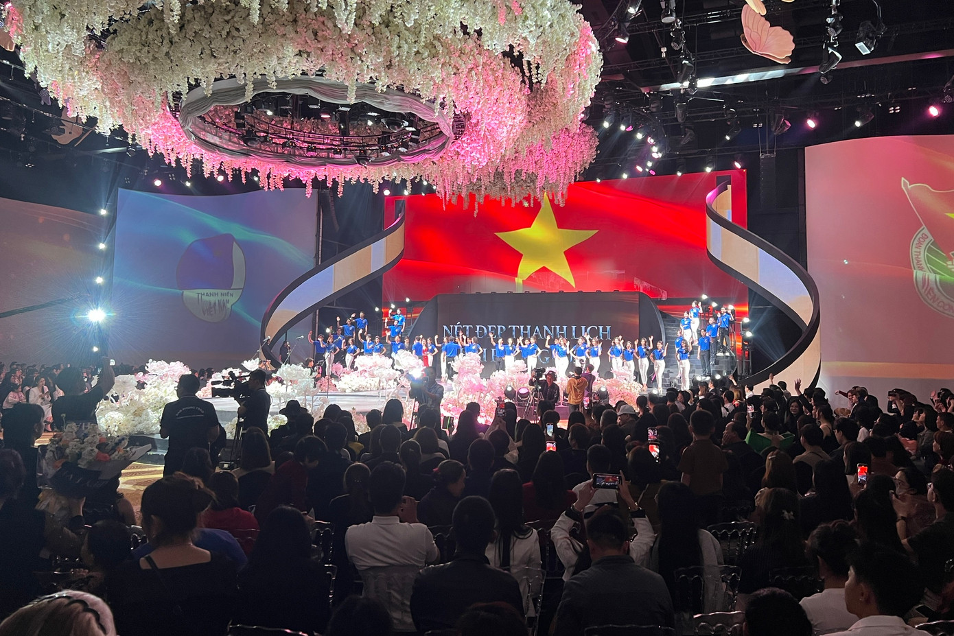 Hàng trăm khán giả tới cổ vũ các thí sinh vòng Chung kết cuộc thi "Nét đẹp thanh lịch Hải Phòng" do Thành Đoàn tổ chức. Hàng trăm khán giả tới cổ vũ các thí sinh vòng Chung kết cuộc thi "Nét đẹp thanh lịch Hải Phòng" do Thành Đoàn tổ chức.