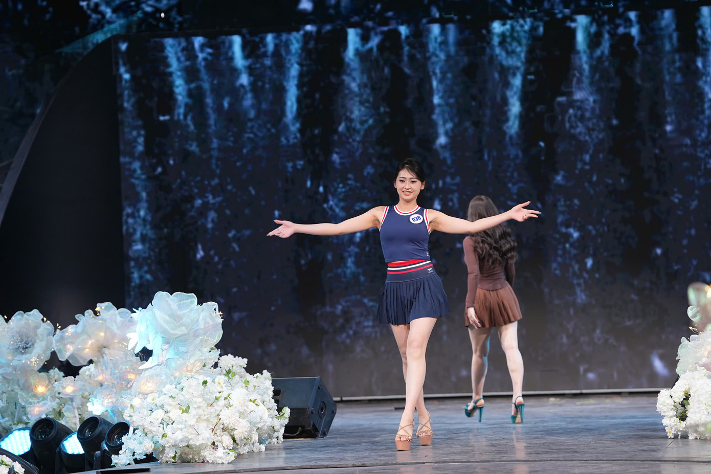 Các thí sinh trình diễn trang phục áo dài, thể thao tại vòng chung kết. Các thí sinh trình diễn trang phục áo dài, thể thao tại vòng chung kết.