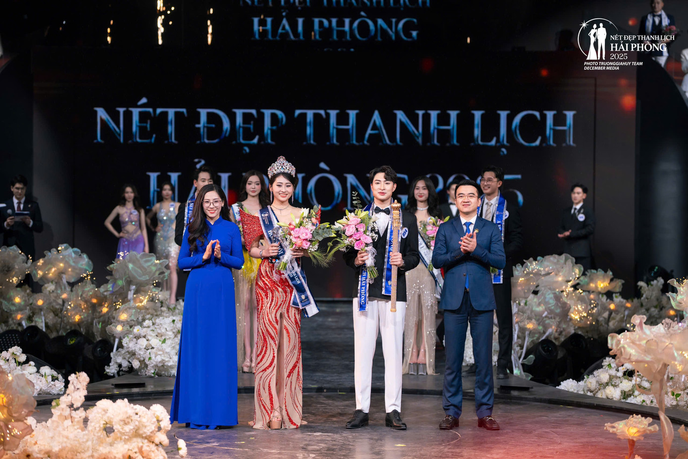 Thí sinh Nguyễn Thanh Trúc trở thành hoa khôi và Bùi Văn Hoạt là nam vương "Nét đẹp thanh lịch Hải Phòng 2025". Thí sinh Nguyễn Thanh Trúc trở thành hoa khôi và Bùi Văn Hoạt là nam vương "Nét đẹp thanh lịch Hải Phòng 2025".