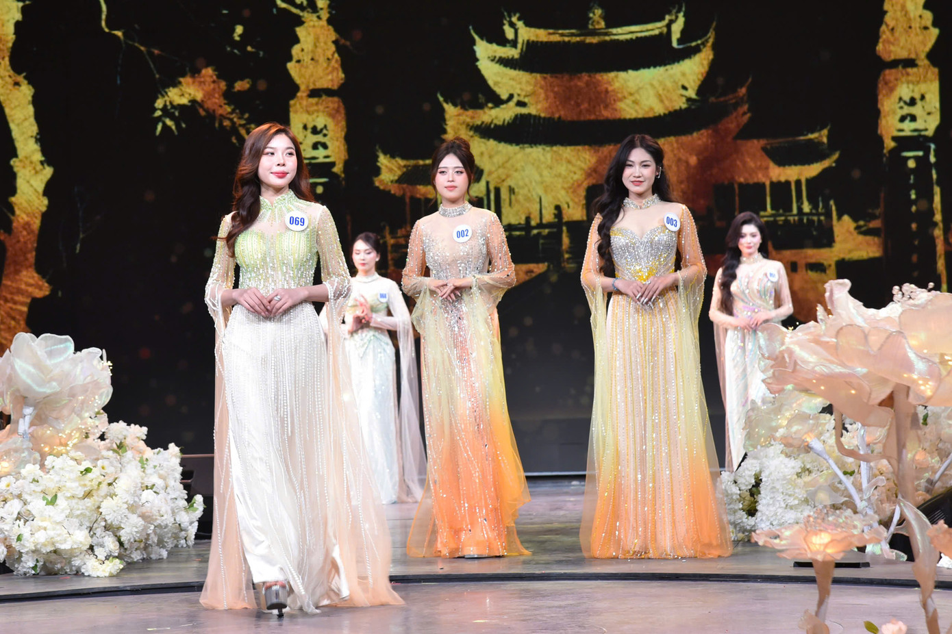 Các thí sinh trình diễn trang phục áo dài, thể thao tại vòng chung kết. Các thí sinh trình diễn trang phục áo dài, thể thao tại vòng chung kết.