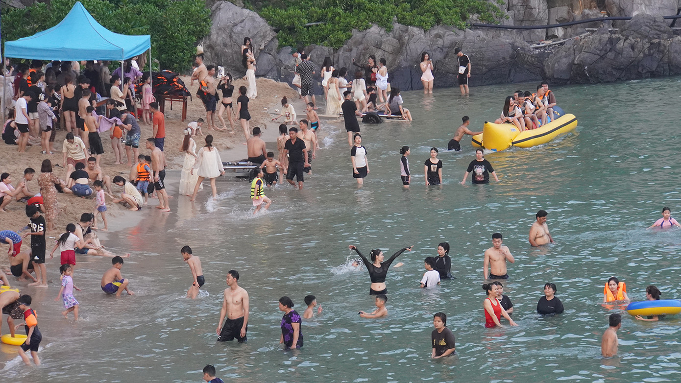 Mặc dù buổi sáng mưa nhẹ nhưng trưa và chiều trời nắng, các bãi tắm Cát Cò 1, Cát Cò 2, Cát Cò 3 trên đảo Cát Bà đều đông nghẹt khách đến tắm biển.