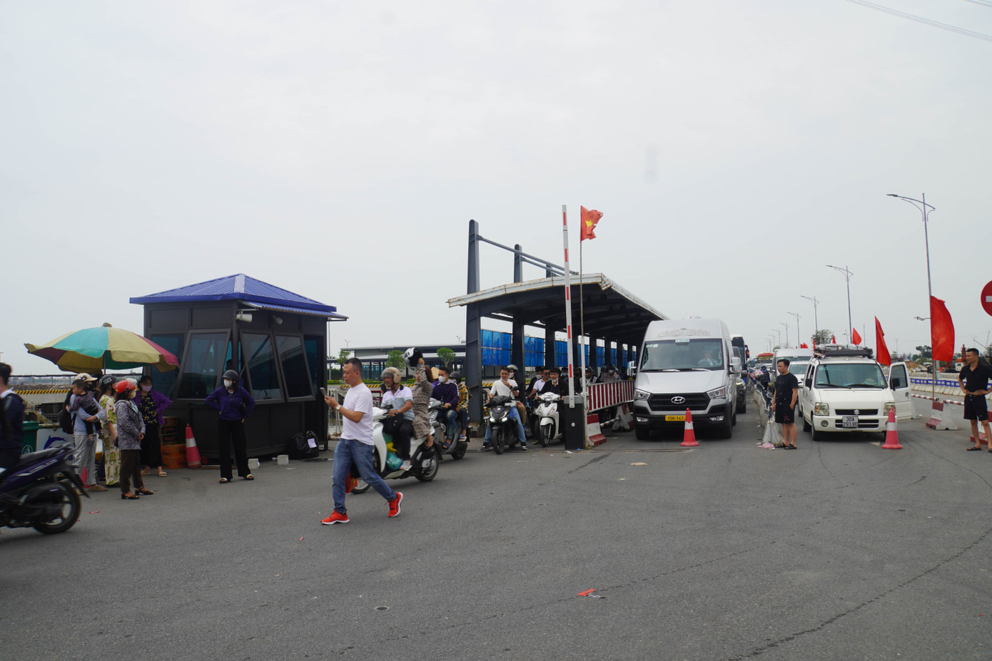 Ghi nhận của PV Tiền Phong, trong ngày đầu dịp nghỉ lễ, bến phà Đồng Bài - Cái Viềng đã chuyên chở hàng vạn du khách và hàng nghìn ô tô ra đảo Cát Bà.