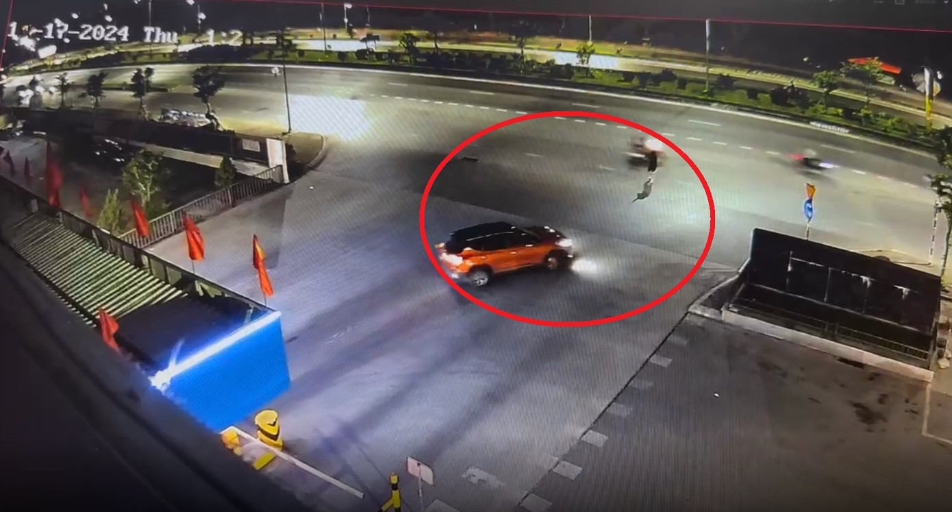 Camera giám sát ghi lại cảnh "Bình đen" nổ súng trước cổng bến xe Vĩnh Niệm tối 17/10/2024.