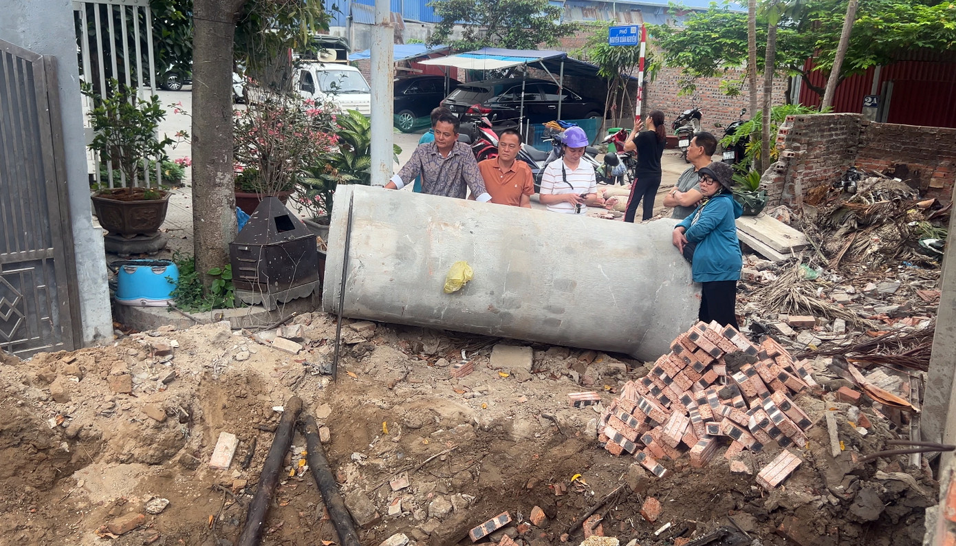 Tổ công tác thuộc UBND phường Đông Khê và đại diện tổ dân phố kiểm tra hiện trường, nơi xảy ra sự việc. Tổ công tác thuộc UBND phường Đông Khê và đại diện tổ dân phố kiểm tra hiện trường, nơi xảy ra sự việc.