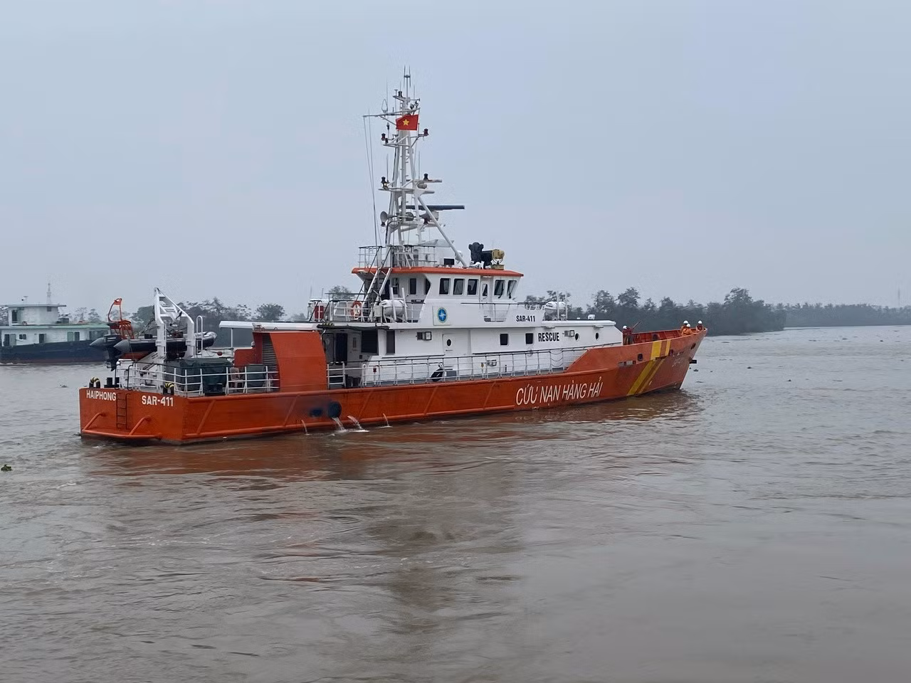 Tàu SAR 411 phối hợp với các lực lượng tìm kiếm ngư dân tàu cá bị đắm sau va chạm với tàu hàng trên biển.