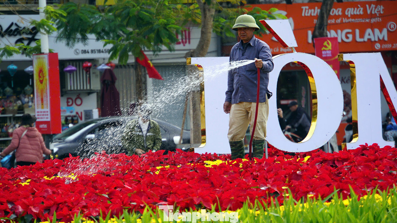 Công nhân tưới nước, chăm sóc cây hoa trang trí dọc vườn hoa trung tâm thành phố Hải Phòng. Công nhân tưới nước, chăm sóc cây hoa trang trí dọc vườn hoa trung tâm thành phố Hải Phòng.