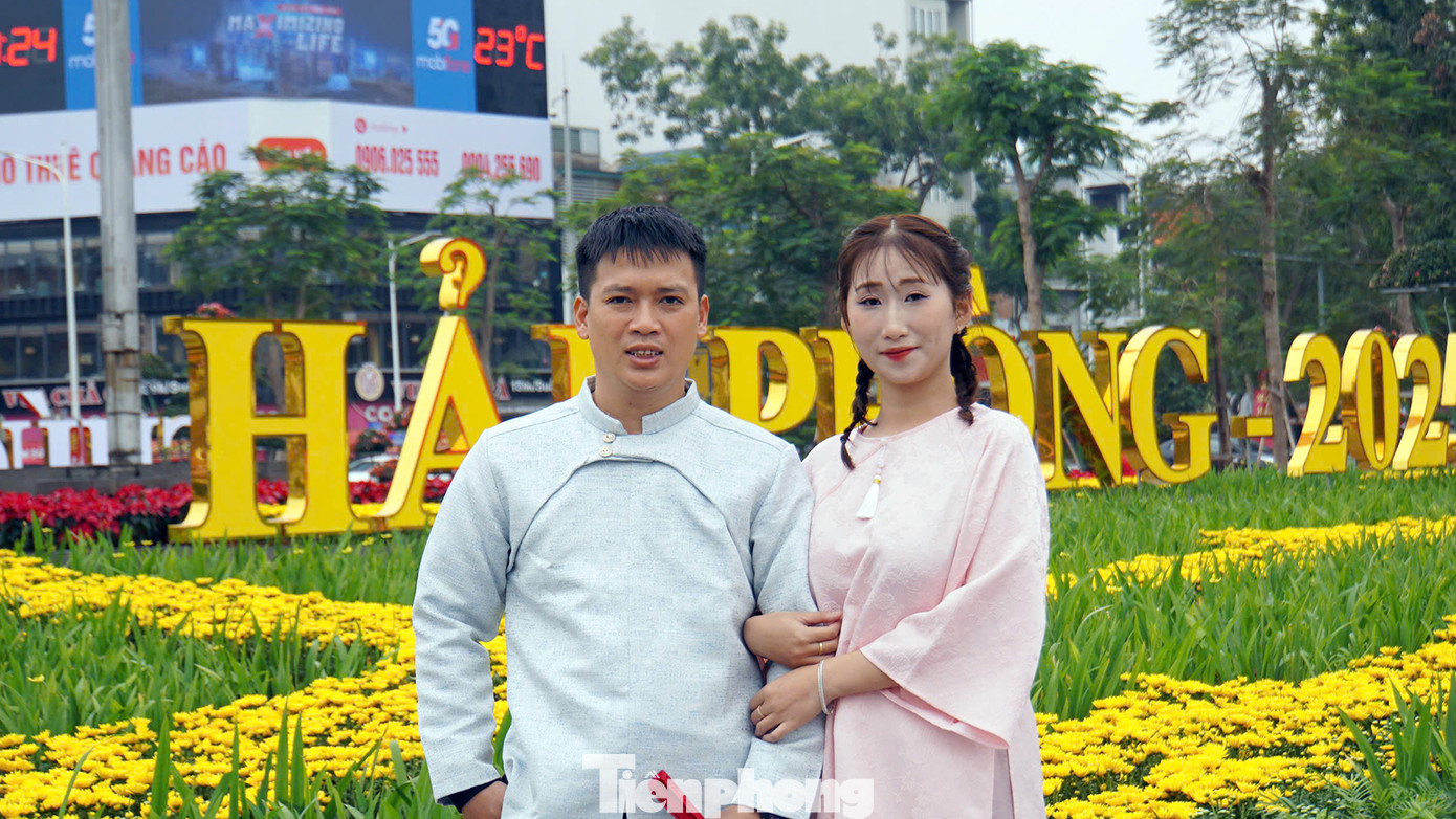 Nhiều gia đình, các đôi bạn trẻ cũng tranh thủ thời gian nghỉ chụp ảnh kỷ niệm thời điểm trung tâm thành phố được trang trí hoa cảnh rực rỡ. Nhiều gia đình, các đôi bạn trẻ cũng tranh thủ thời gian nghỉ chụp ảnh kỷ niệm thời điểm trung tâm thành phố được trang trí hoa cảnh rực rỡ.