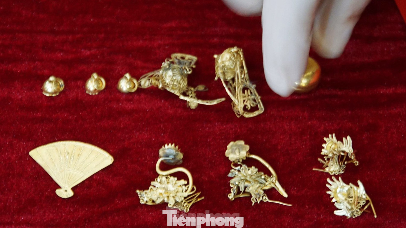 Bông hoa tai, quạt, hộp đựng sáp môi... trong Bộ kim phẩm Đền Nghè được chế tác bằng vàng tinh xảo.