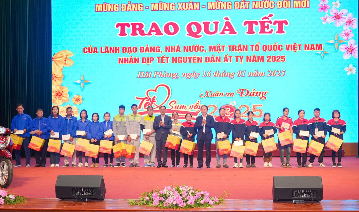 Phó Thủ tướng, Bộ trưởng Ngoại giao Bùi Thanh Sơn và đoàn công tác trao 245 suất quà tặng đoàn viên, người lao động có hoàn cảnh khó khăn, các gia đình chính sách, hộ nghèo tại Hải Phòng. Phó Thủ tướng, Bộ trưởng Ngoại giao Bùi Thanh Sơn và đoàn công tác trao 245 suất quà tặng đoàn viên, người lao động có hoàn cảnh khó khăn, các gia đình chính sách, hộ nghèo tại Hải Phòng.