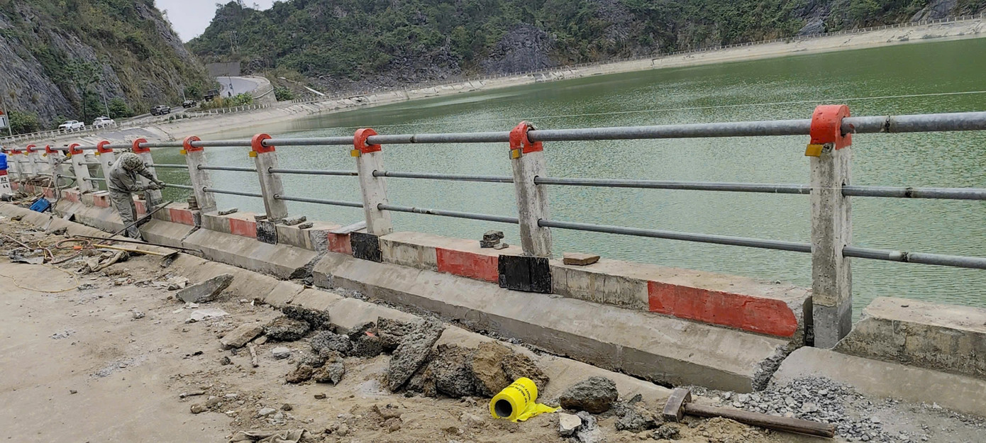 BQL Dự án đầu tư xây dựng công trình giao thông, nông nghiệp Hải Phòng phối hợp với các đơn vị liên quan triển khai sửa chữa, khắc phục các điểm sạt lở mái kè hồ Trân Châu, đoạn tiếp giáp với đường hoa xuyên đảo Cát Bà, phục vụ các hoạt động du lịch.